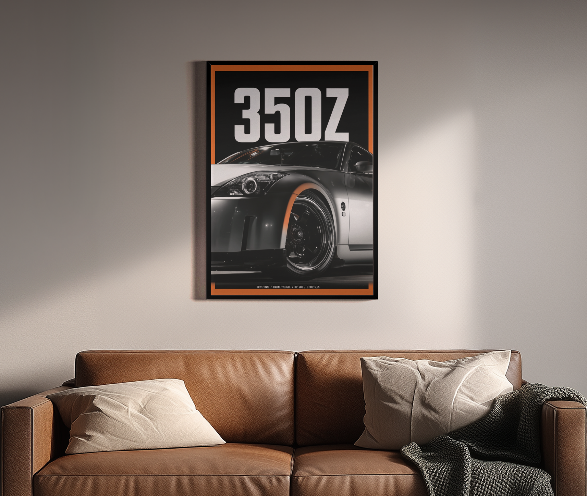 350Z Sportwagen – schwarz-weißer Kunstdruck, Fine Art Poster – Wandbild über braunem Ledersofa