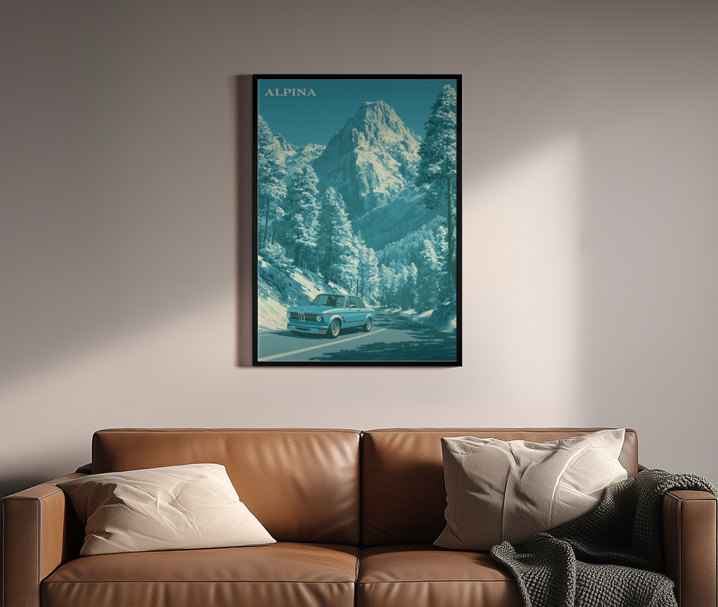 Alpine Drive – BMW Oldtimer Alpen Winterlandschaft Retro-Poster | Vektor-Illustration-Kunstdruck – Wandbild über braunem Ledersofa