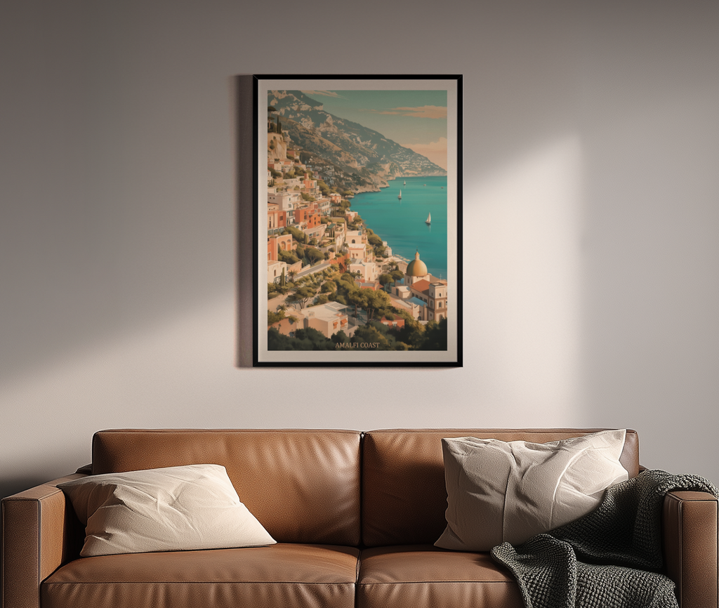 AMALFI COAST – Retro-Reiseposter, Küstenstadt, türkises Meer, Vintage-Illustration – Wandbild über braunem Ledersofa