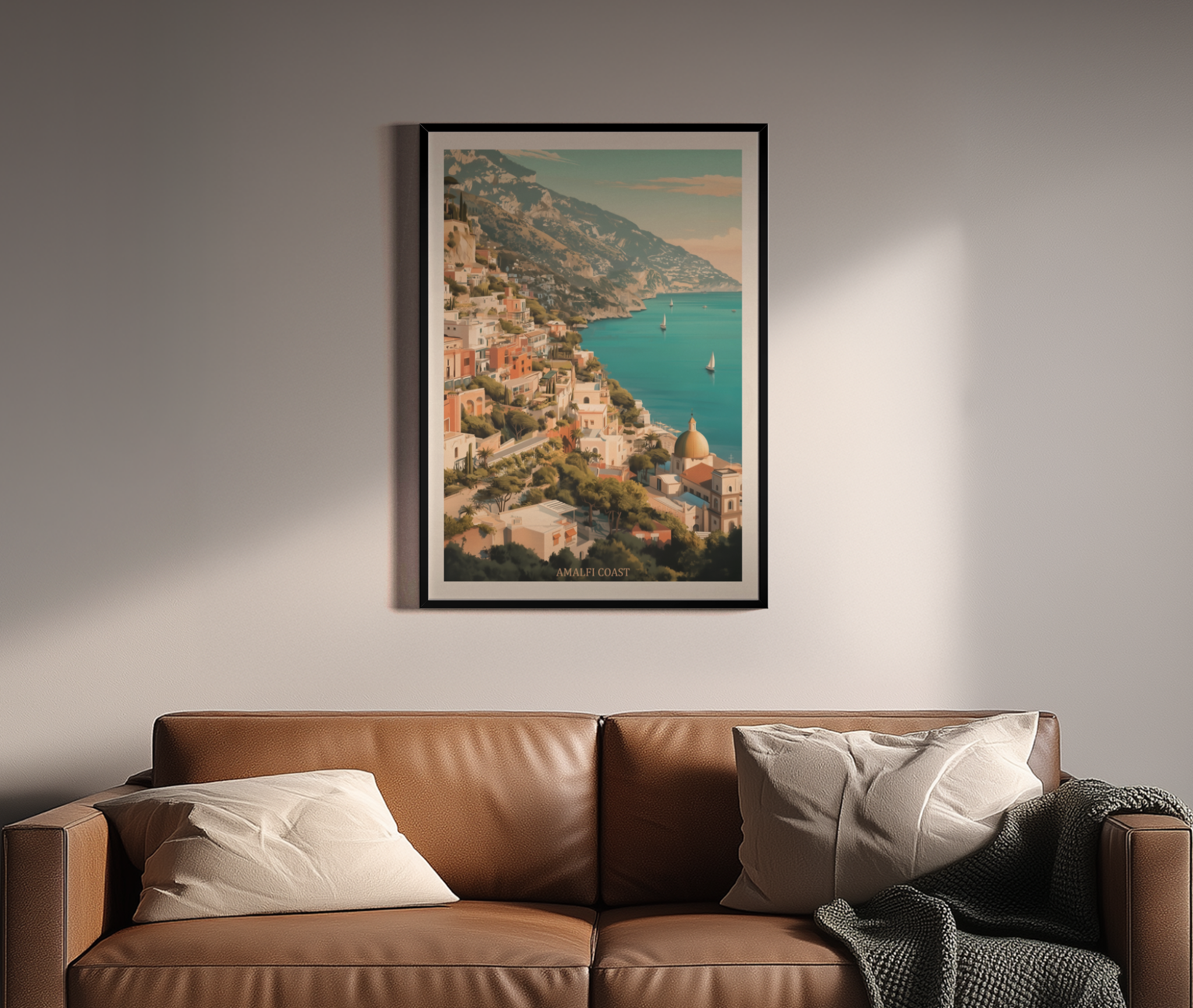 AMALFI COAST – Retro-Reiseposter, Küstenstadt, türkises Meer, Vintage-Illustration – Wandbild über braunem Ledersofa