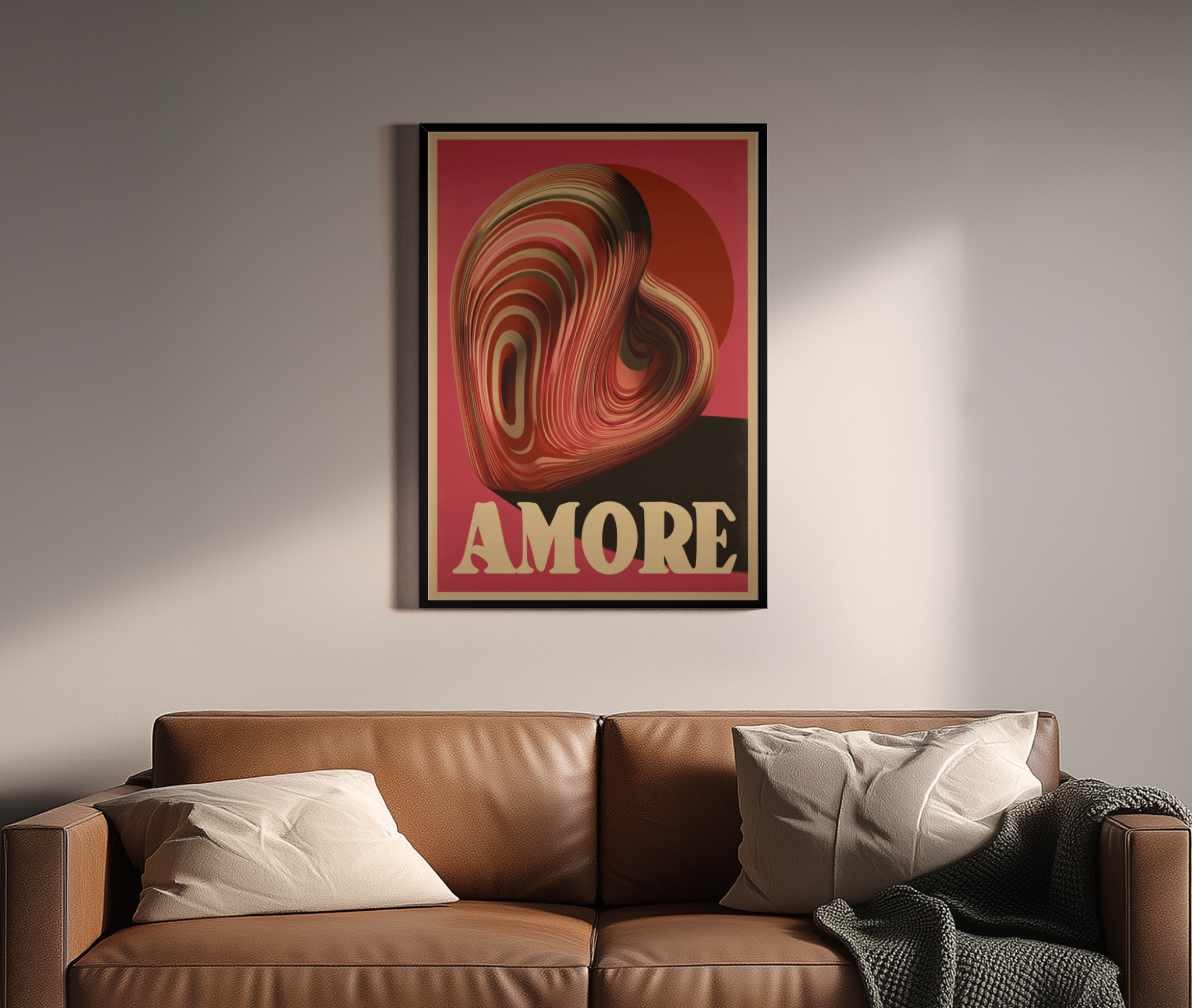 AMORE – 3D-Herz mit Holzmaserung-Textur auf Retro-Rosa – Wandbild über braunem Ledersofa