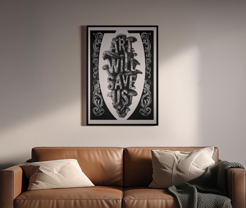 ART WILL SAVE US – S/W Kunstdruck mit Pilz-Typografie und ornamentalem Rahmen – Wandbild über braunem Ledersofa