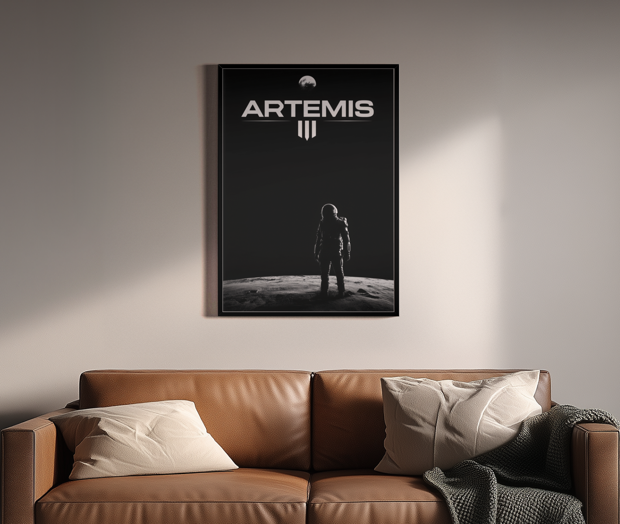 ARTEMIS III – Astronaut auf Mondoberfläche, Mond im Hintergrund, S/W – Wandbild über braunem Ledersofa