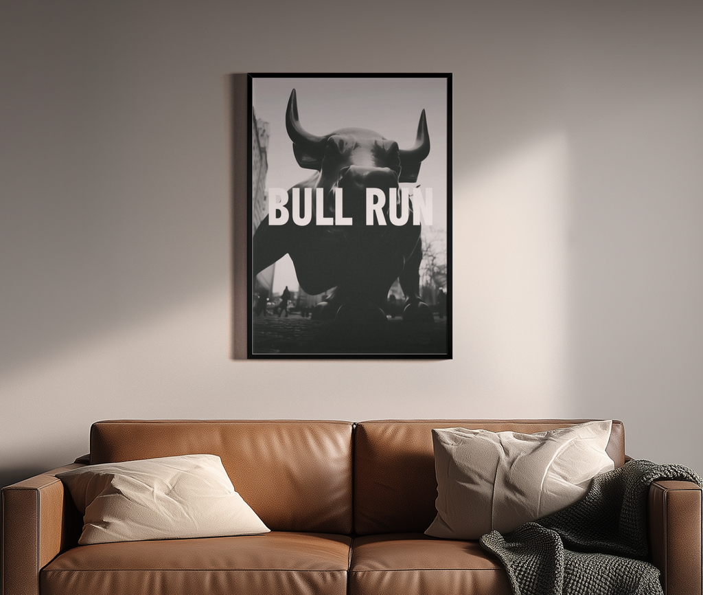 Bull Run – Charging Bull Börsensymbol monochrom dramatisch | Fotografie-Optik – Wandbild über braunem Ledersofa