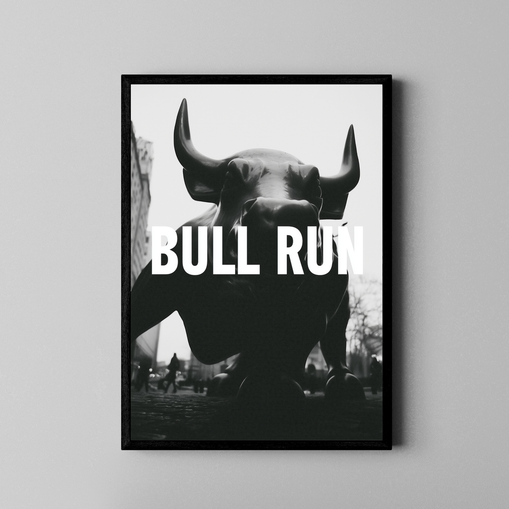 Bull Run – Wall Street Bulle NYC schwarz weiß Typo | Cinematic-Foto-Stil – Poster im schwarzen Rahmen