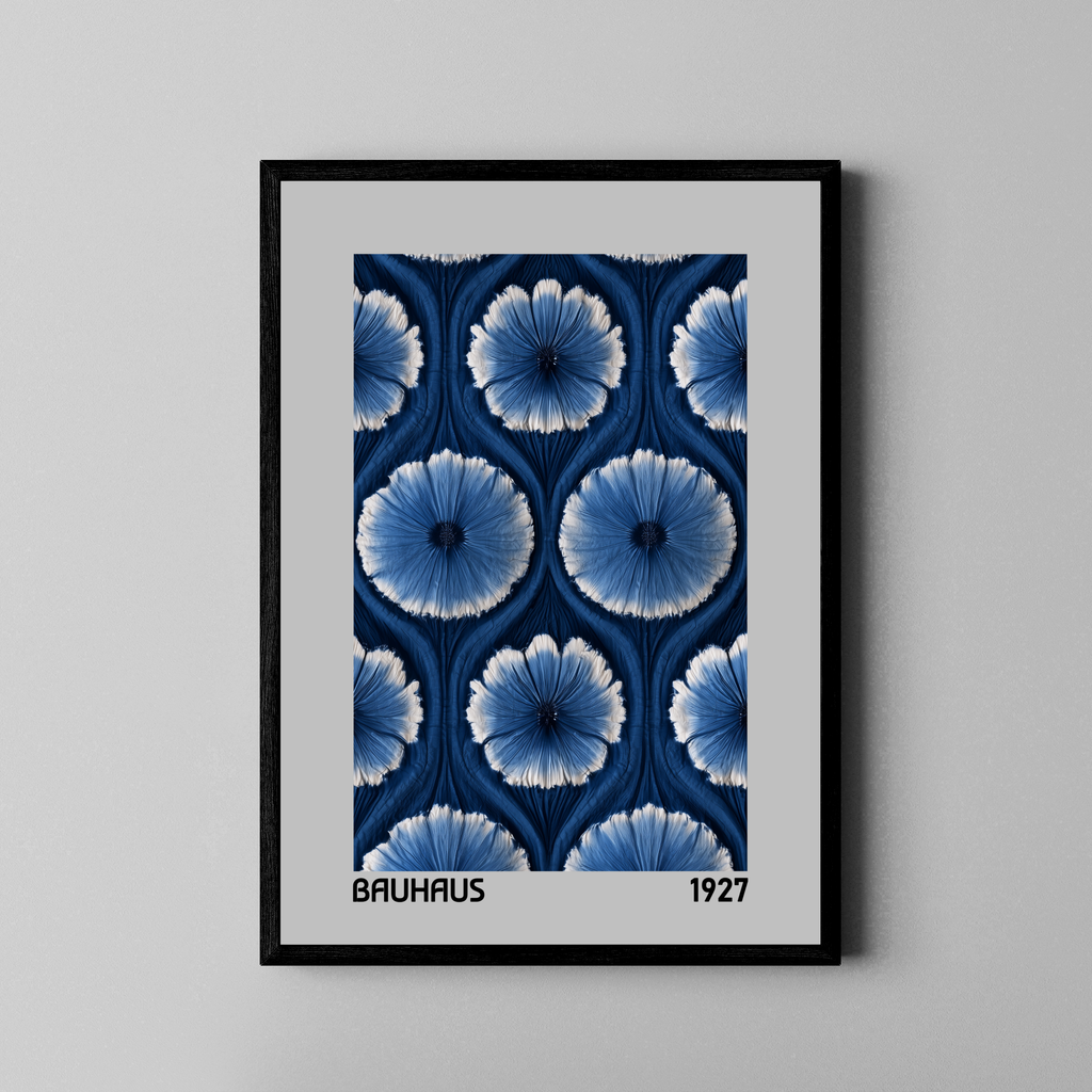 Bauhaus 1927 – florales Muster in Blautönen Bauhaus-Optik | Fine Art Poster im schwarzen Rahmen
