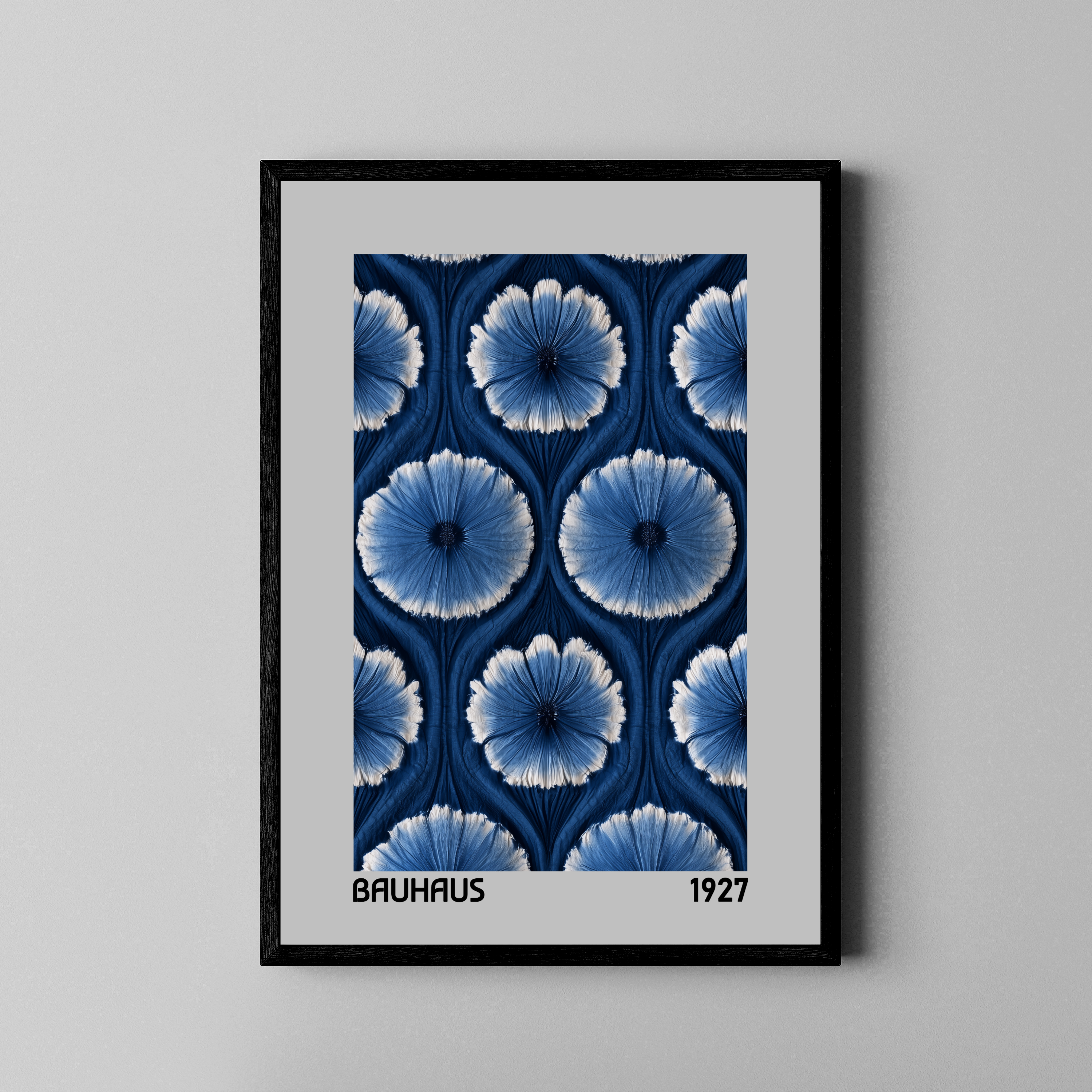 Bauhaus 1927 – florales Muster in Blautönen Bauhaus-Optik | Fine Art Poster im schwarzen Rahmen