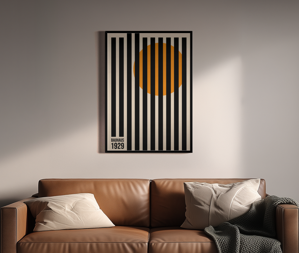Bauhaus- Stripes – Streifen-Komposition mit Goldkreis | Bauhaus-Kunstdruck – Wandbild über braunem Ledersofa