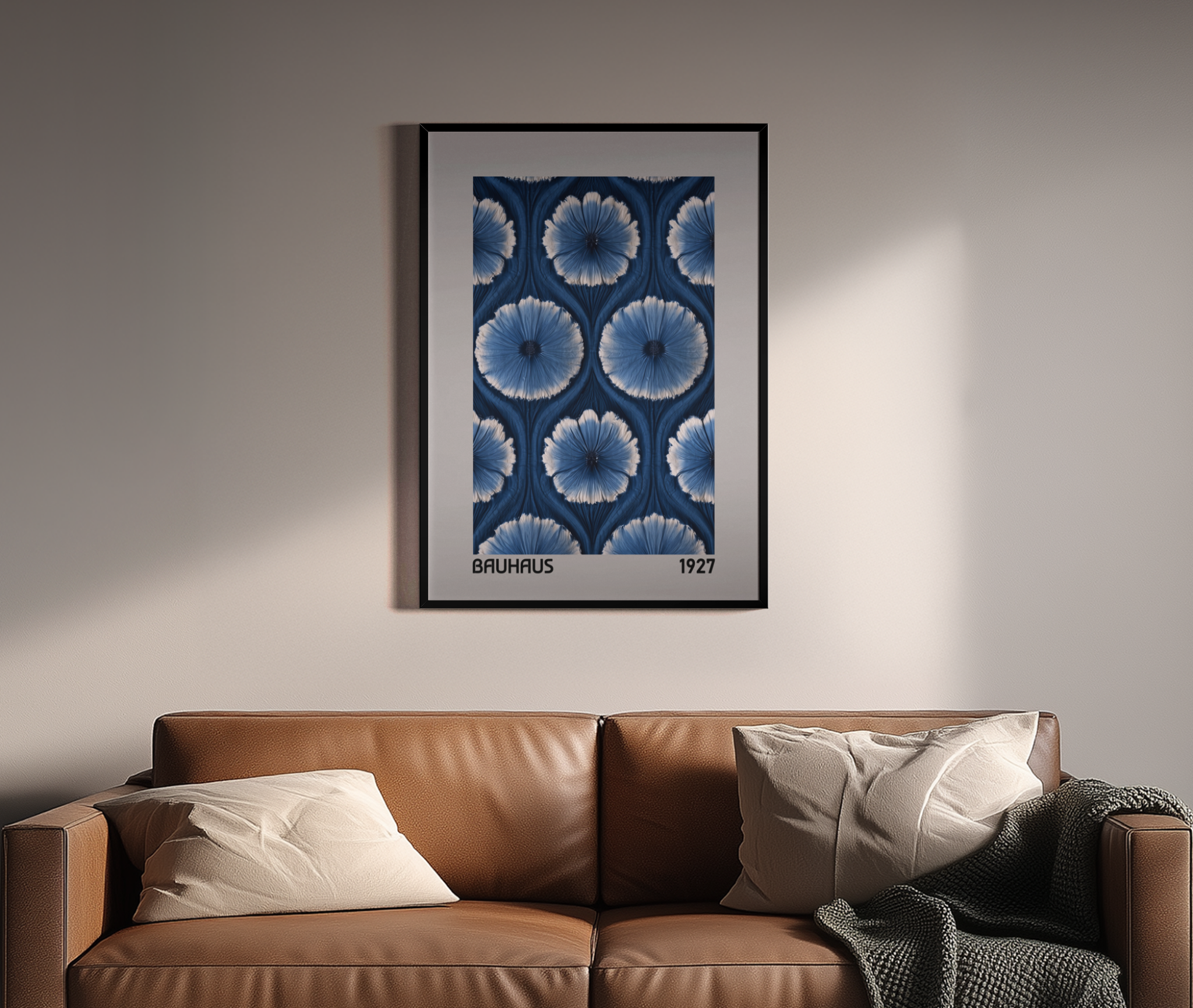 Bauhaus 1927 Kunstdruck – symmetrisches Blumenmuster blau – Wandbild über braunem Ledersofa