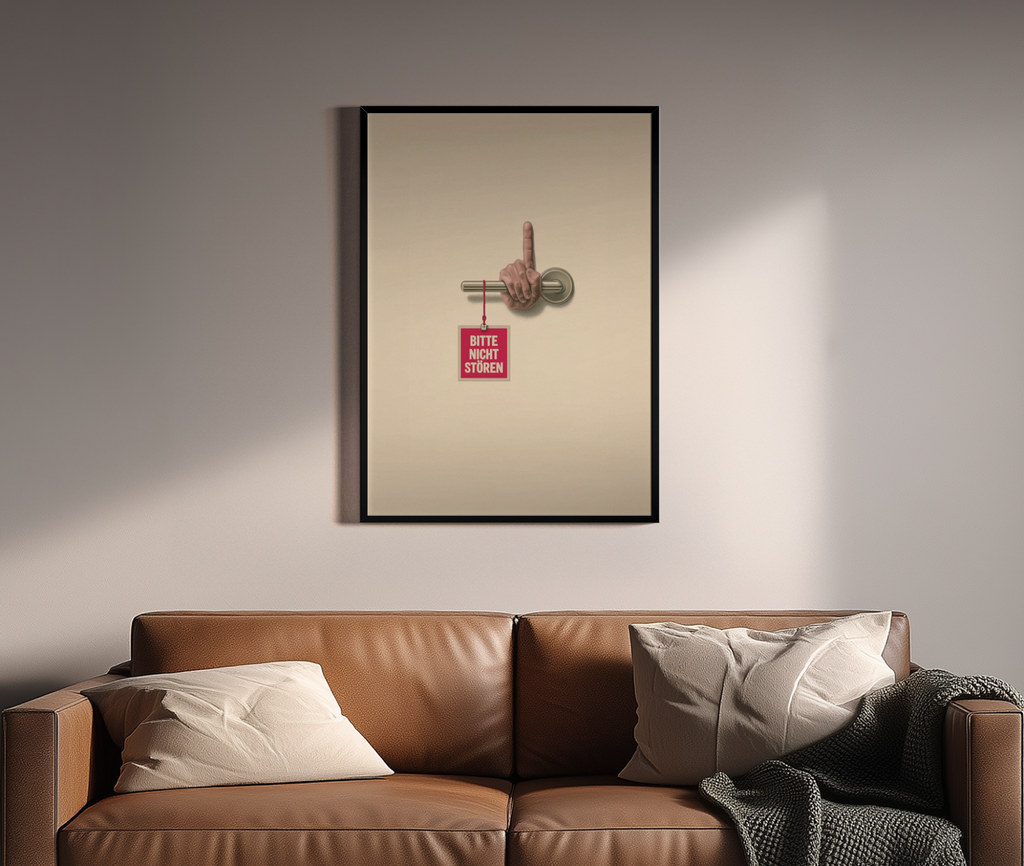 Bitte nicht stören – Humor Wandbild Türklinke Mittelfinger | Hyperrealismus-Optik – Wandbild über braunem Ledersofa