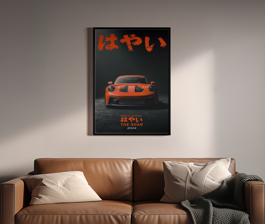 Born for the Road – Porsche 911 GT3 Frontansicht dunkel | Siebdruck-Optik – Wandbild über braunem Ledersofa