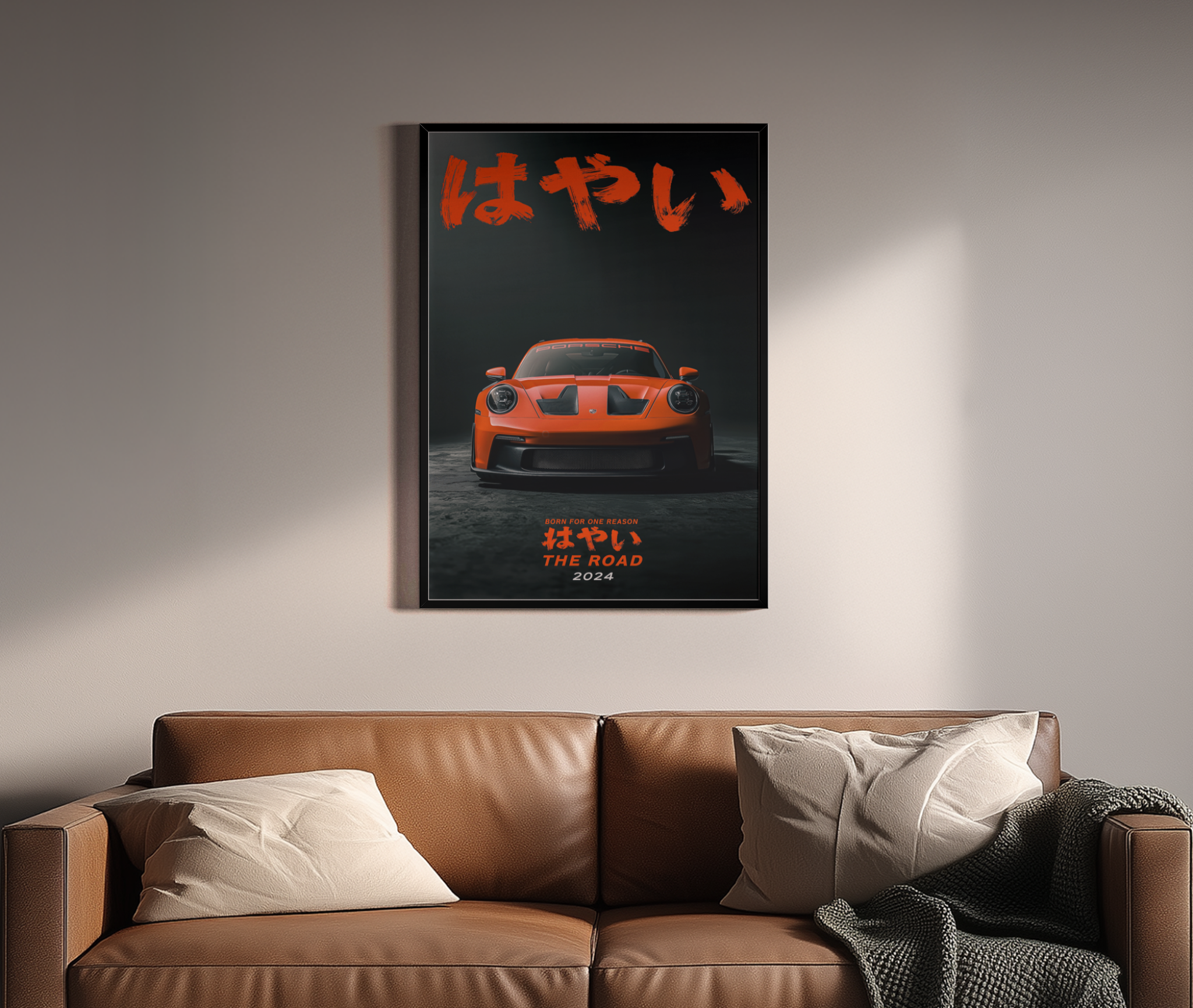 Born for the Road – Porsche 911 GT3 Frontansicht dunkel | Siebdruck-Optik – Wandbild über braunem Ledersofa