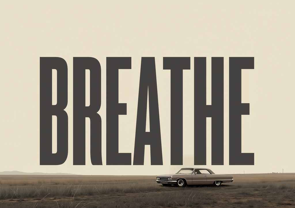 BREATHE – Oldtimer auf weiter Ebene, Typografie-Poster, minimalistisch, Beige-Grau – eleganter Kunstdruck
