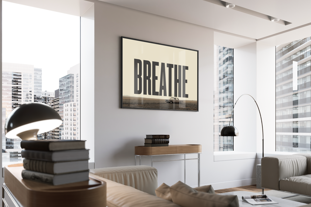 BREATHE – Oldtimer auf weiter Ebene, Typografie-Poster, minimalistisch, Beige-Grau – gerahmtes Poster kaufen