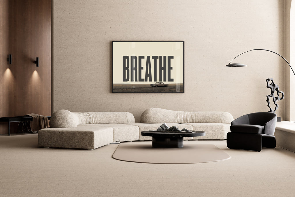 BREATHE – Oldtimer auf weiter Ebene, Typografie-Poster, minimalistisch, Beige-Grau – Wandbild im modernen Wohnzimmer