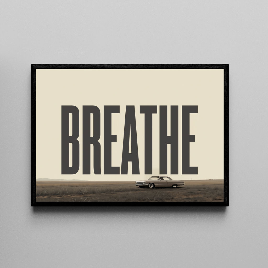 BREATHE – Oldtimer auf weiter Ebene, Typografie-Poster, minimalistisch, Beige-Grau – Poster im schwarzen Rahmen