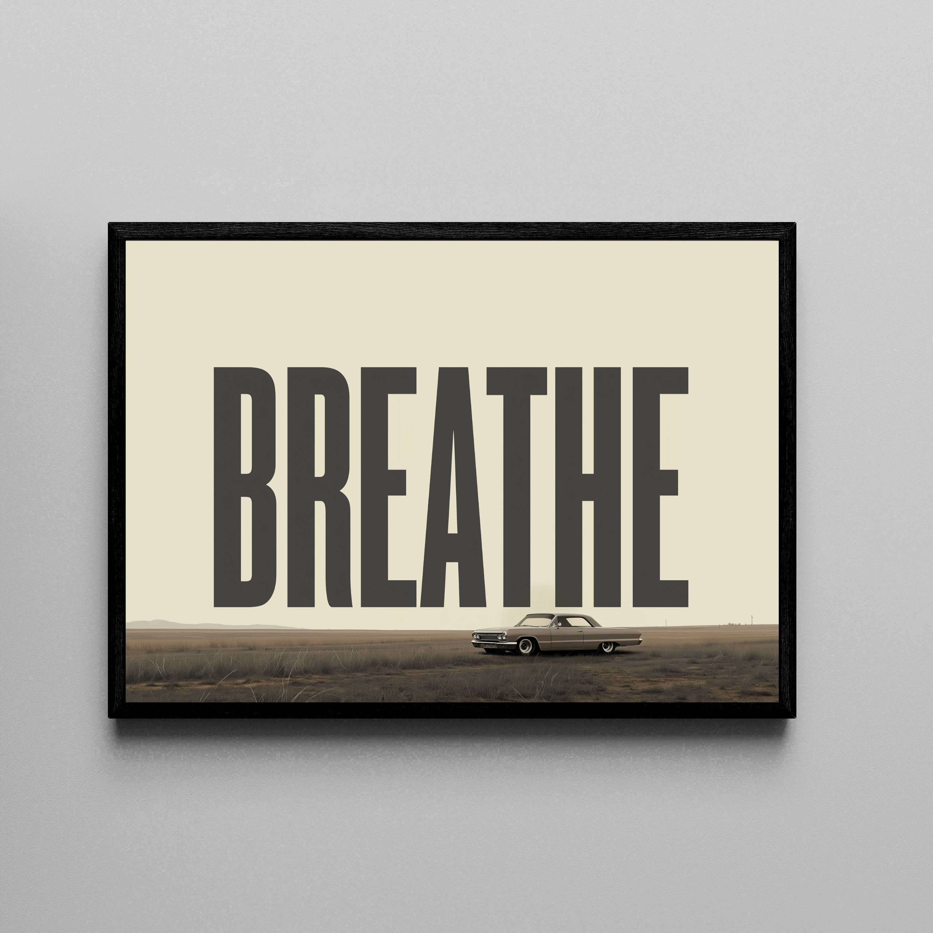 BREATHE – Oldtimer auf weiter Ebene, Typografie-Poster, minimalistisch, Beige-Grau – Poster im schwarzen Rahmen