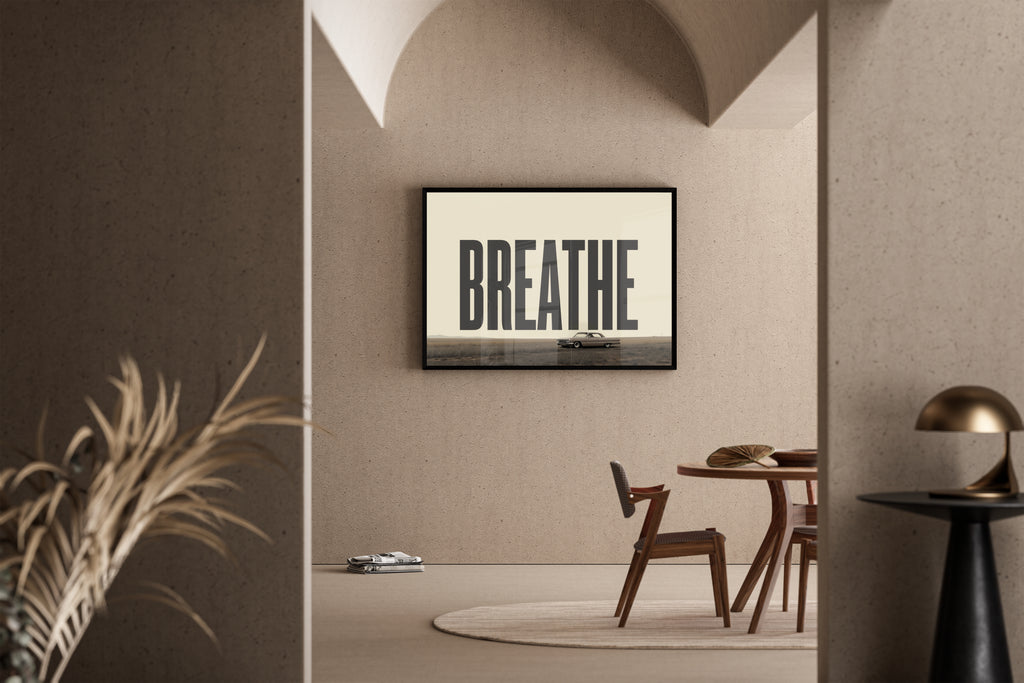 BREATHE – Oldtimer auf weiter Ebene, Typografie-Poster, minimalistisch, Beige-Grau – Poster im Esszimmer
