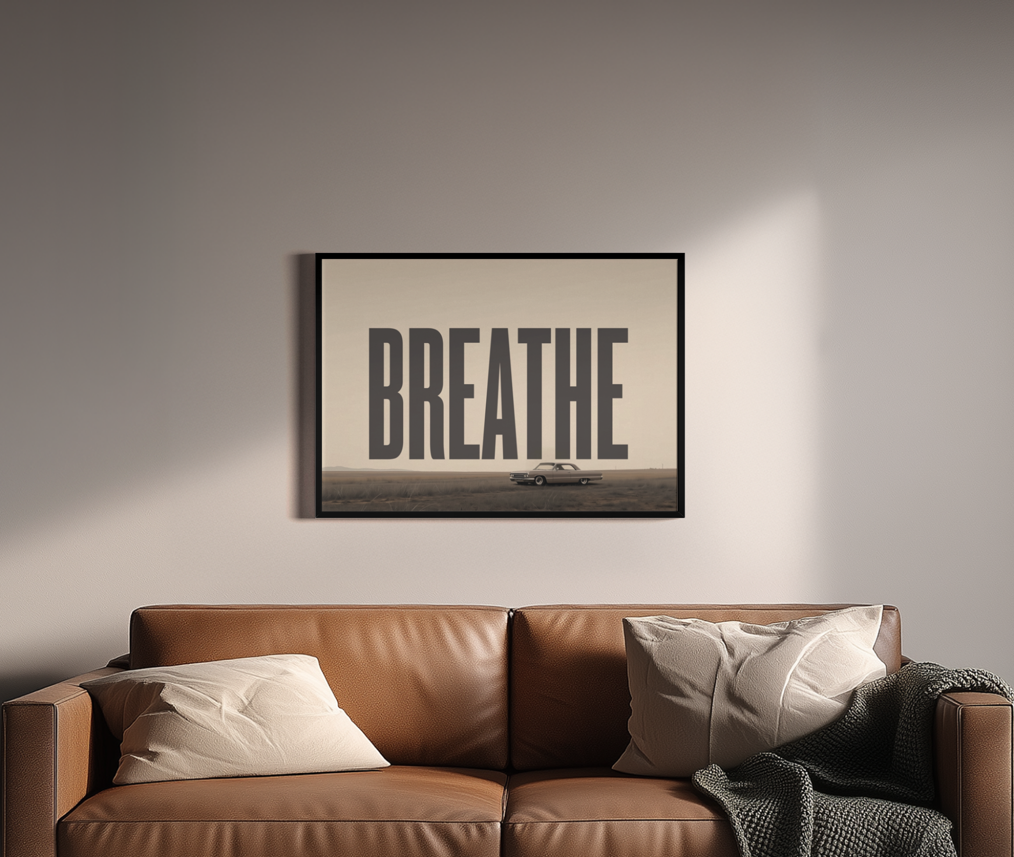 BREATHE – Oldtimer auf weiter Ebene, Typografie-Poster, minimalistisch, Beige-Grau – Wandbild über braunem Ledersofa