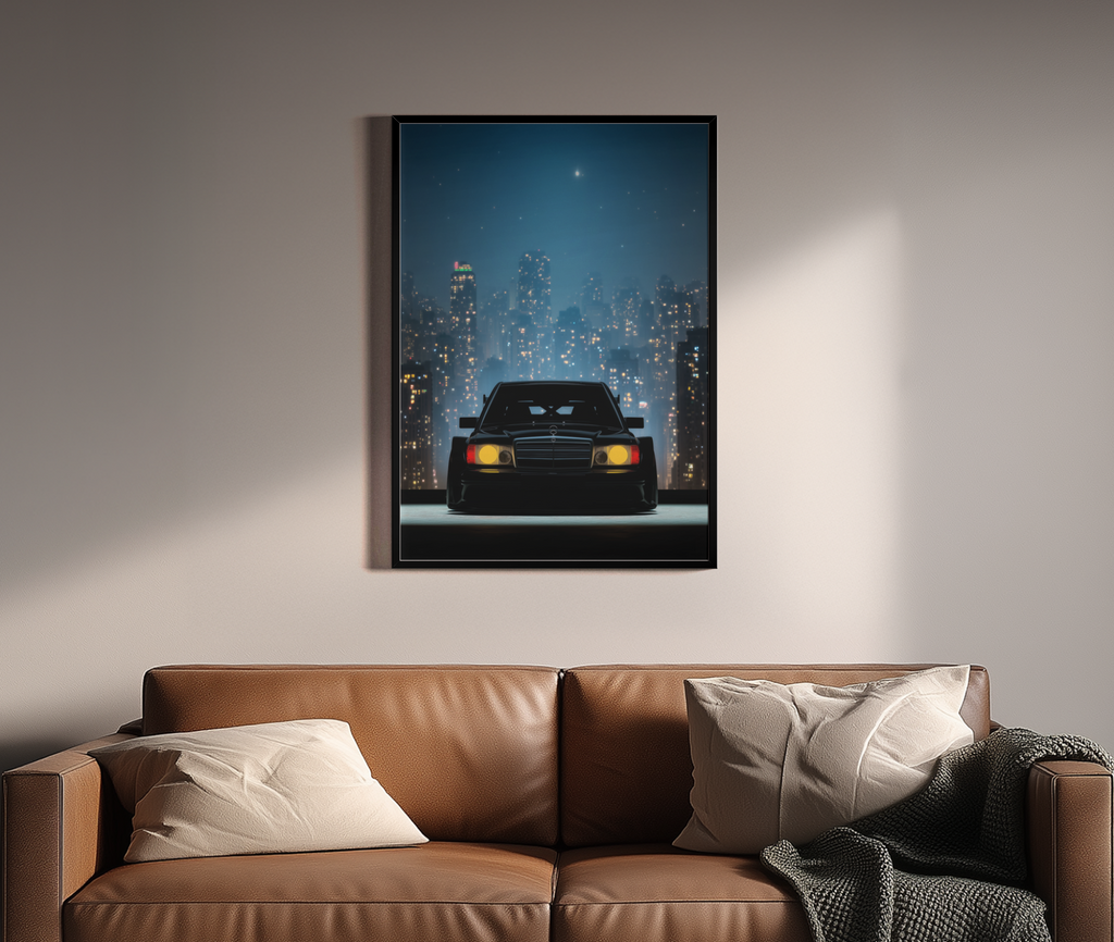 Mercedes 190E EVO II W201 vor nächtlicher Stadtkulisse – Wandbild über braunem Ledersofa