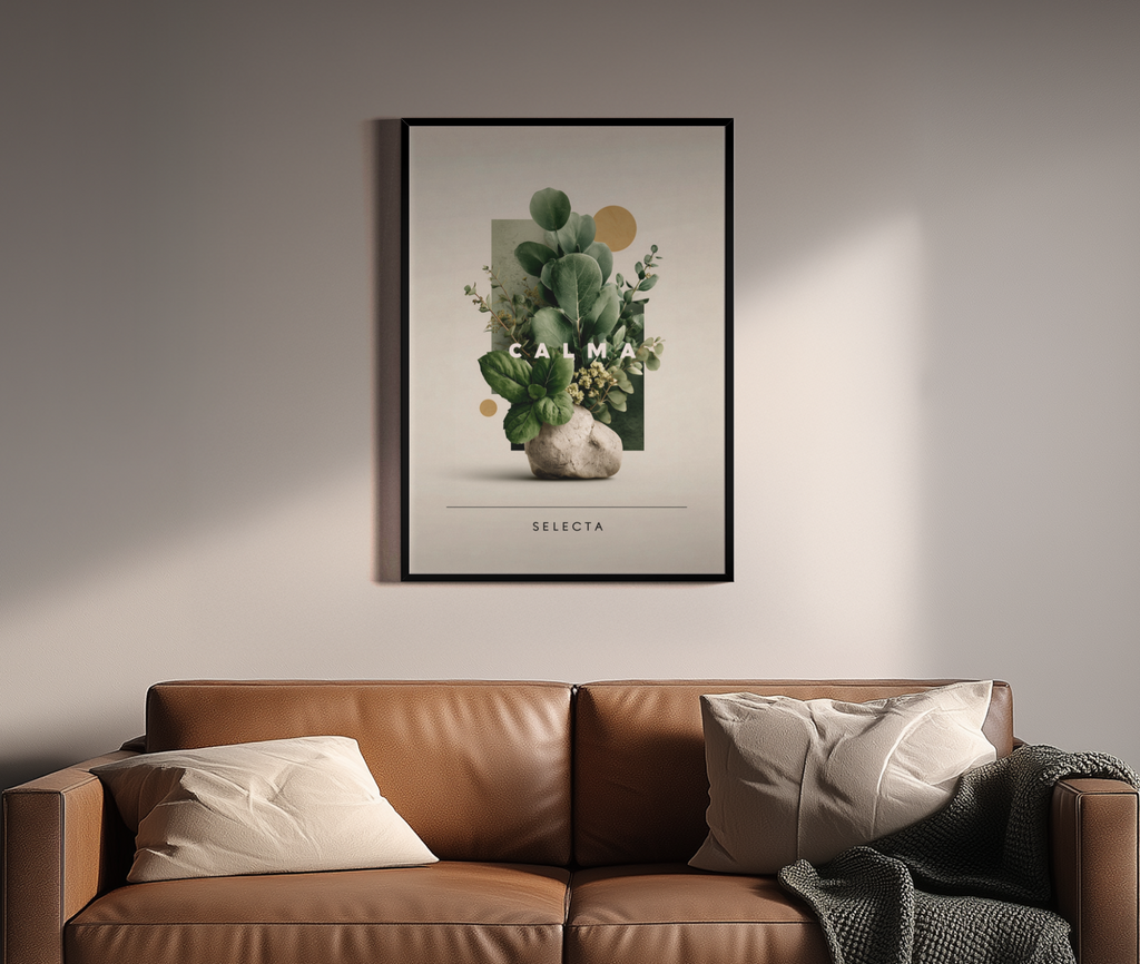 CALMA SELECTA – botanische Collage mit Eukalyptus auf Stein und Goldakzenten – Wandbild über braunem Ledersofa
