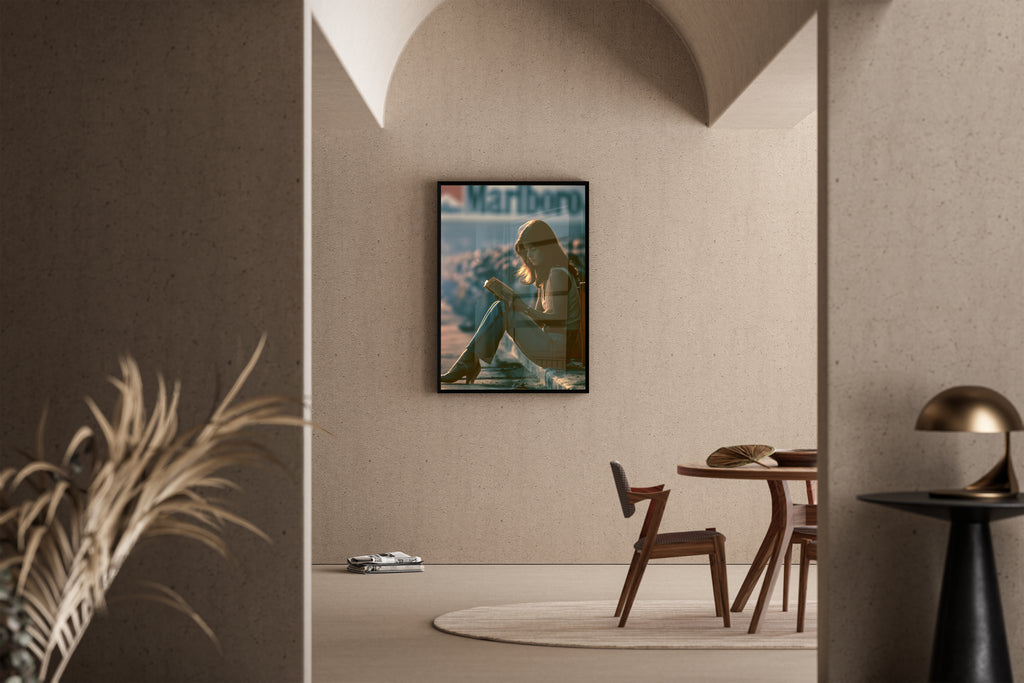 Chapter & Filter – Lesende Frau Formel-1-Paddock warmes Vintage-Licht | Dokumentarfoto – Poster im Esszimmer