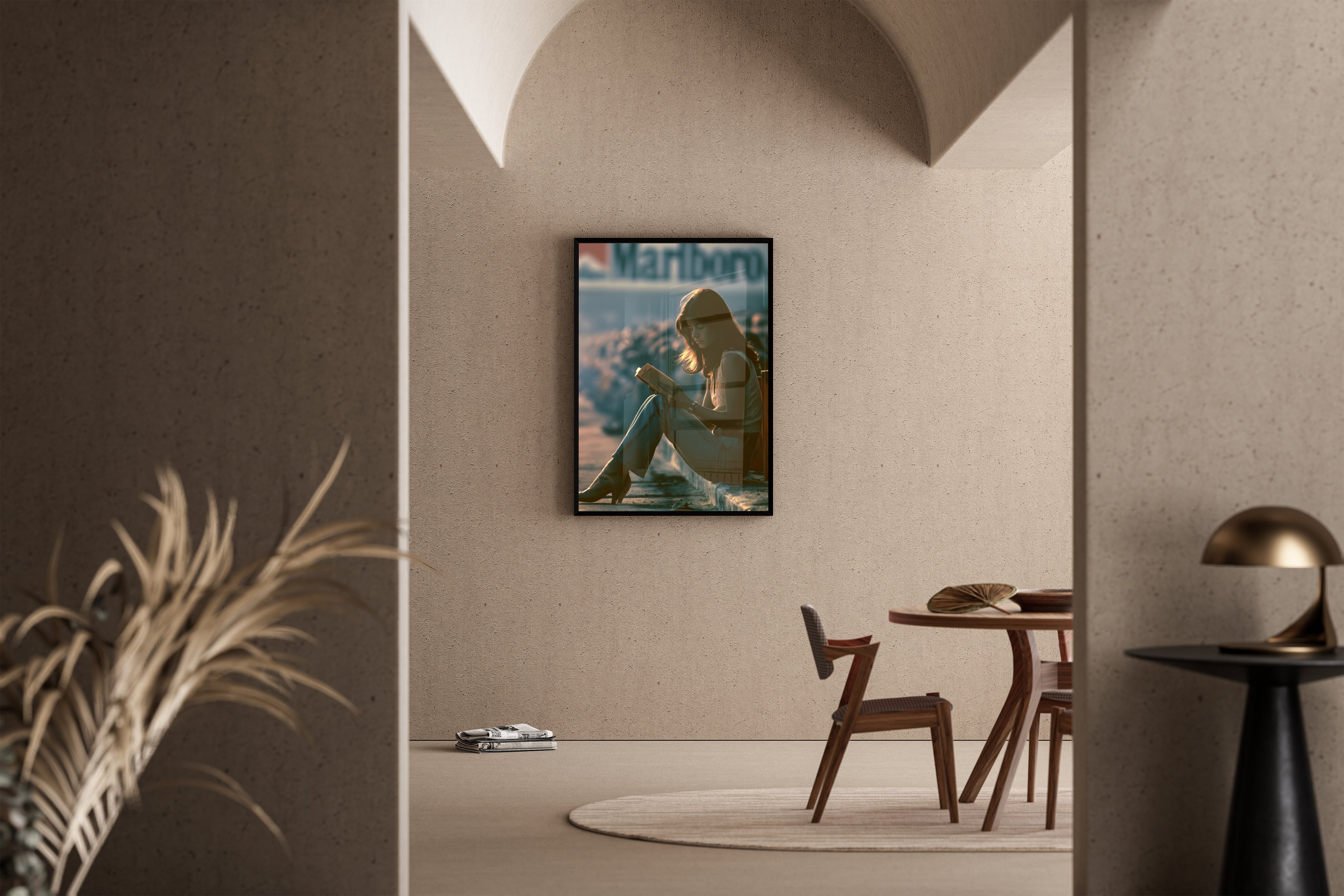 Chapter & Filter – Lesende Frau Formel-1-Paddock warmes Vintage-Licht | Dokumentarfoto – Poster im Esszimmer