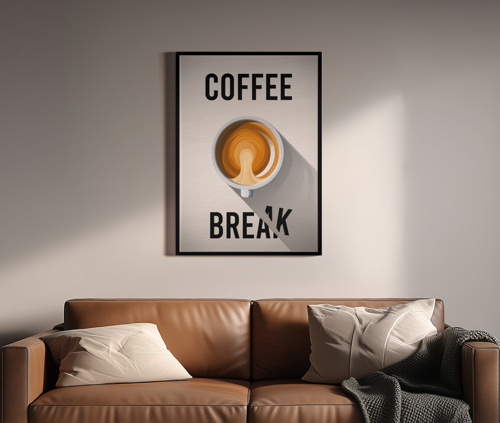 Coffee Break Schriftzug mit Kaffeetasse von oben – Wandbild über braunem Ledersofa