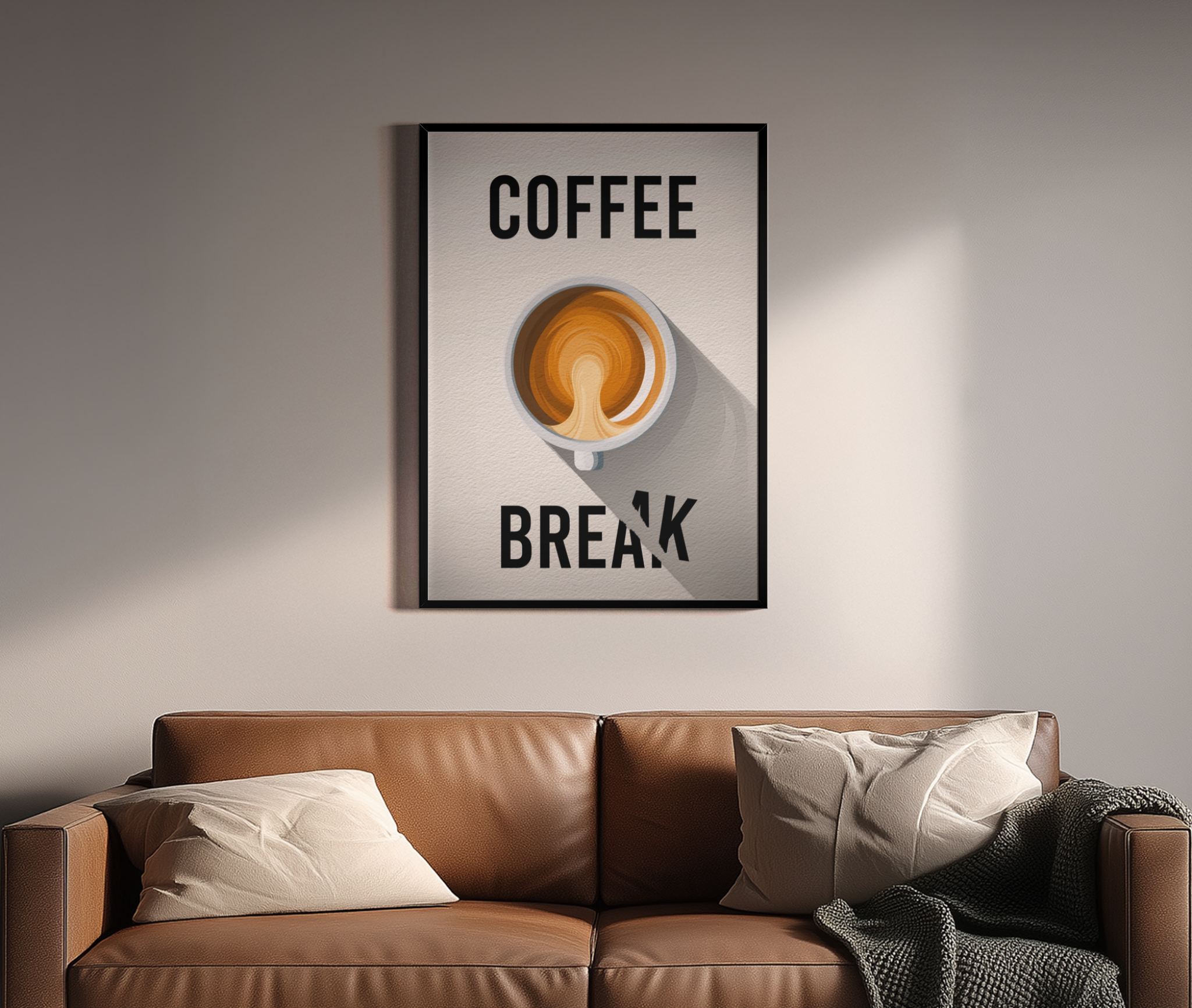 Coffee Break Schriftzug mit Kaffeetasse von oben – Wandbild über braunem Ledersofa