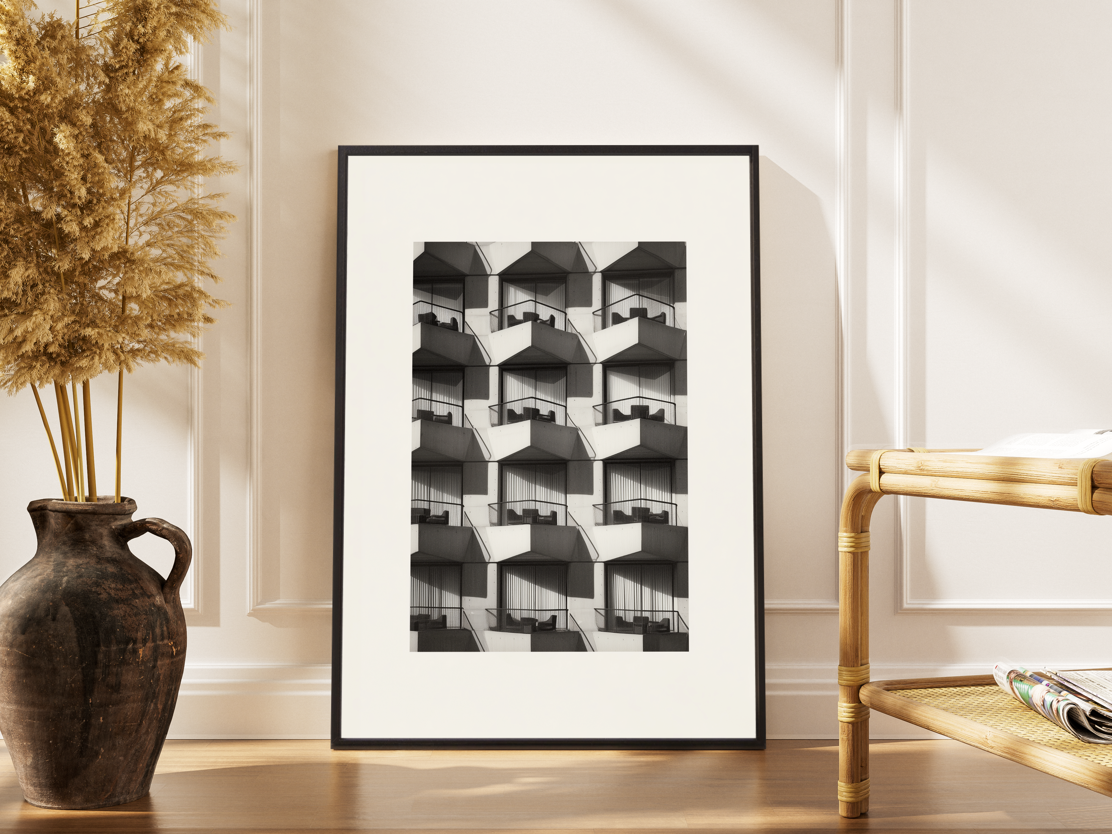 Repetitive Balkonfassade in Schwarz-Weiß Fotografie – gerahmter Brutalismus Kunstdruck kaufen