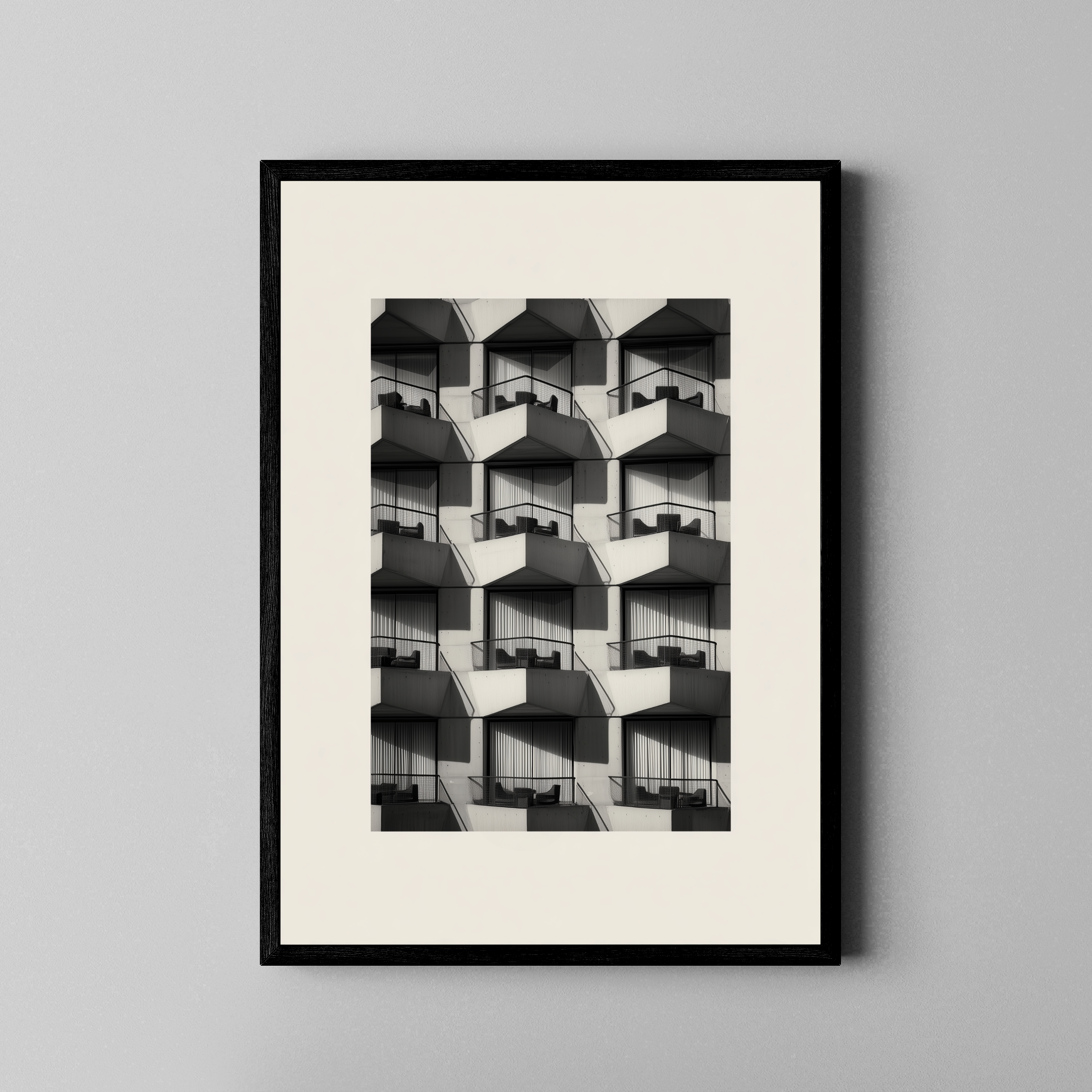 Repetitive Balkonfassade in Schwarz-Weiß Fotografie – Brutalismus Architektur Poster im schwarzen Rahmen