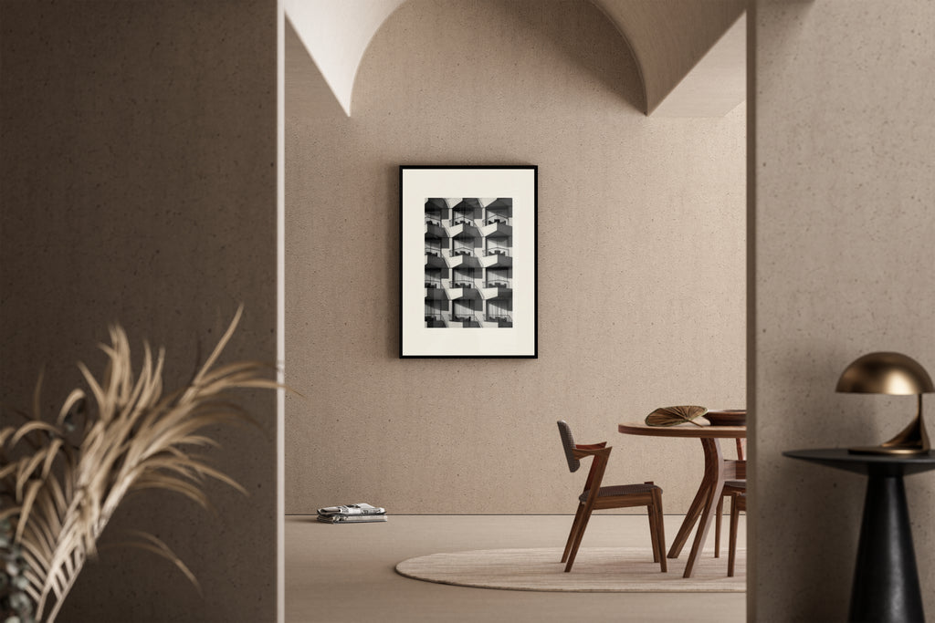 Repetitive Balkonfassade in Schwarz-Weiß Fotografie – Brutalismus Kunstdruck im mediterranen Esszimmer
