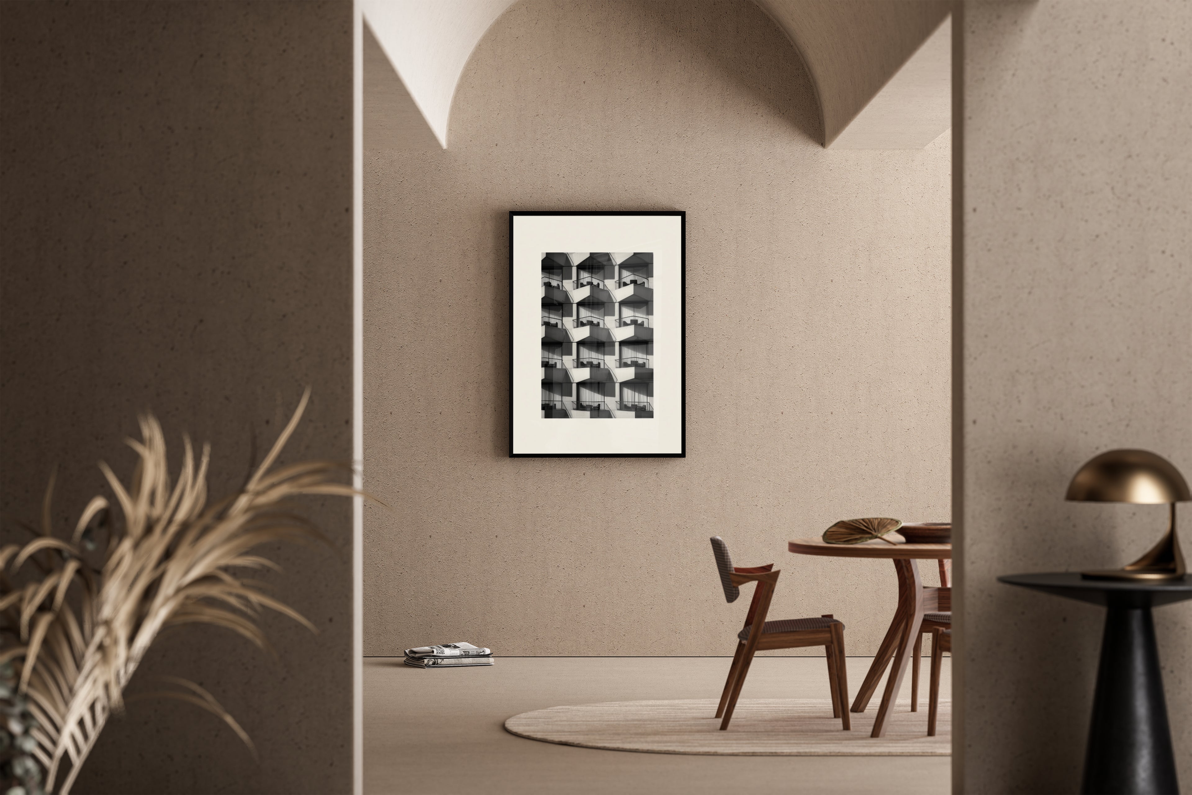 Repetitive Balkonfassade in Schwarz-Weiß Fotografie – Brutalismus Kunstdruck im mediterranen Esszimmer