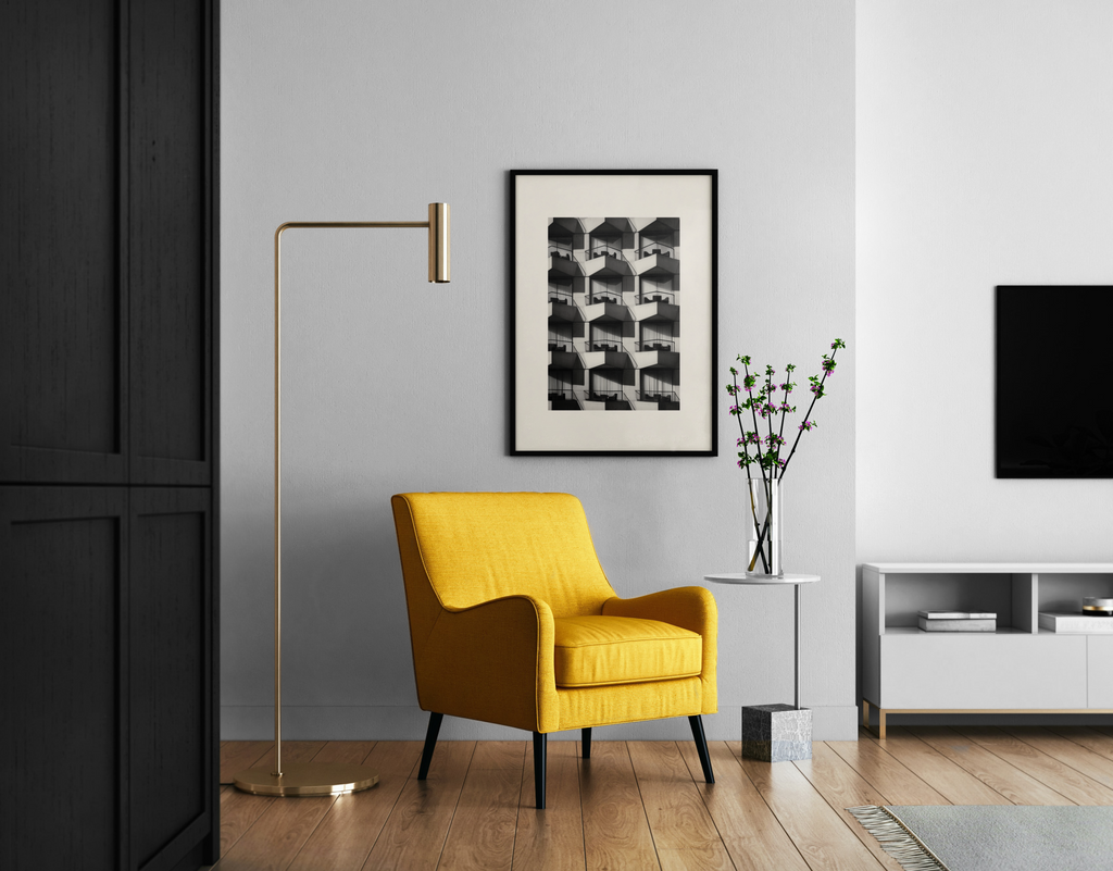 Repetitive Balkonfassade in Schwarz-Weiß Fotografie – Brutalismus Architektur Poster im modernen Wohnzimmer
