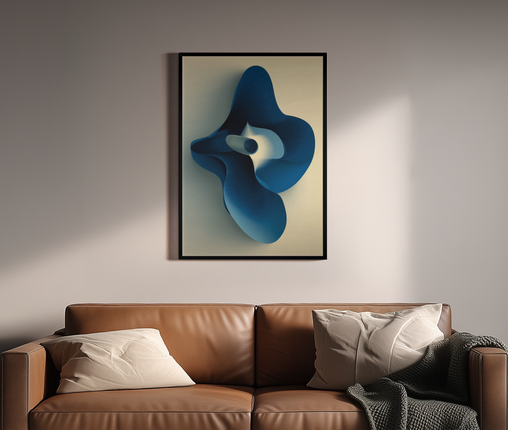 Organische blaue 3D-Form mit geschwungenen Flächen auf Cremehintergrund – Wandbild über braunem Ledersofa