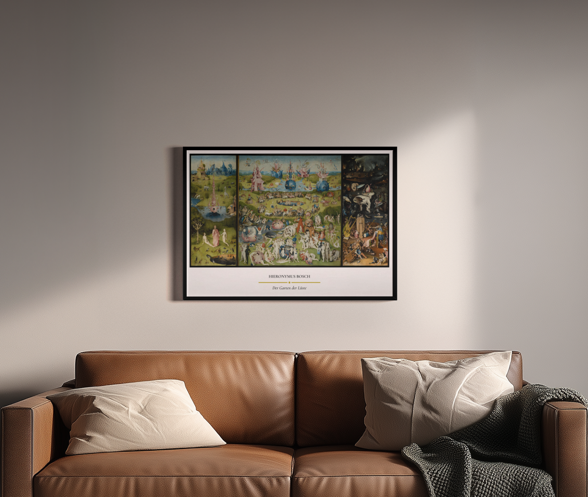 Bosch – Der Garten der Lüste – Flämisches Triptychon Eden Sünde Höllenpanorama | Ölgemälde-Optik – Wandbild über braunem Ledersofa