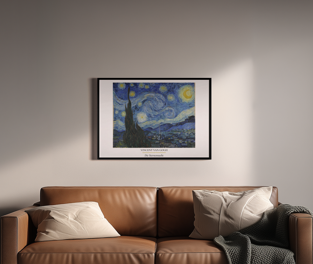 Van Gogh – Die Sternennacht – Expressiver Sternenhimmel blaue Wirbelwellen 1889 | Ölgemälde-Optik – Wandbild über braunem Ledersofa