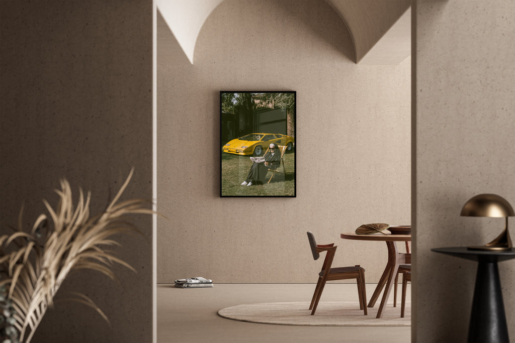 Divine Dividends – Nonne liest Zeitung Lamborghini Countach Hintergrund | Humor-Automobil-Stil – Poster im Esszimmer