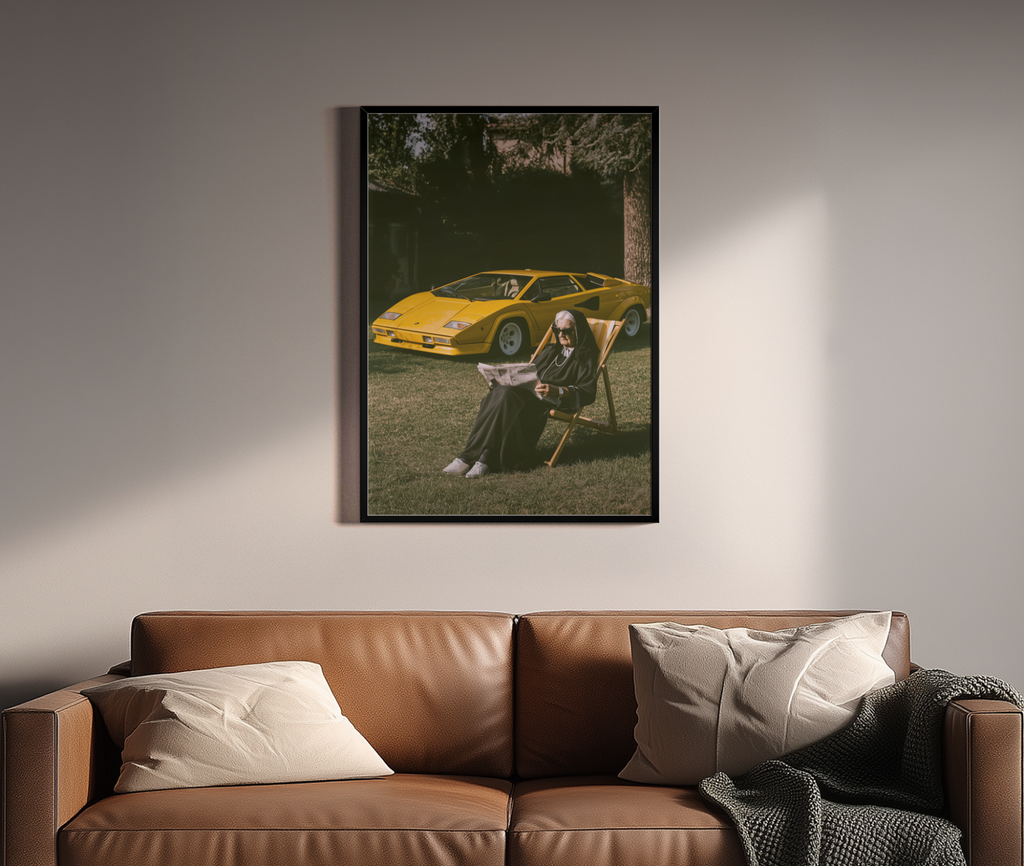 Divine Dividends – Nonne Lamborghini Countach LP400 sonniger Garten | Kontrastfotografie-Optik – Wandbild über braunem Ledersofa