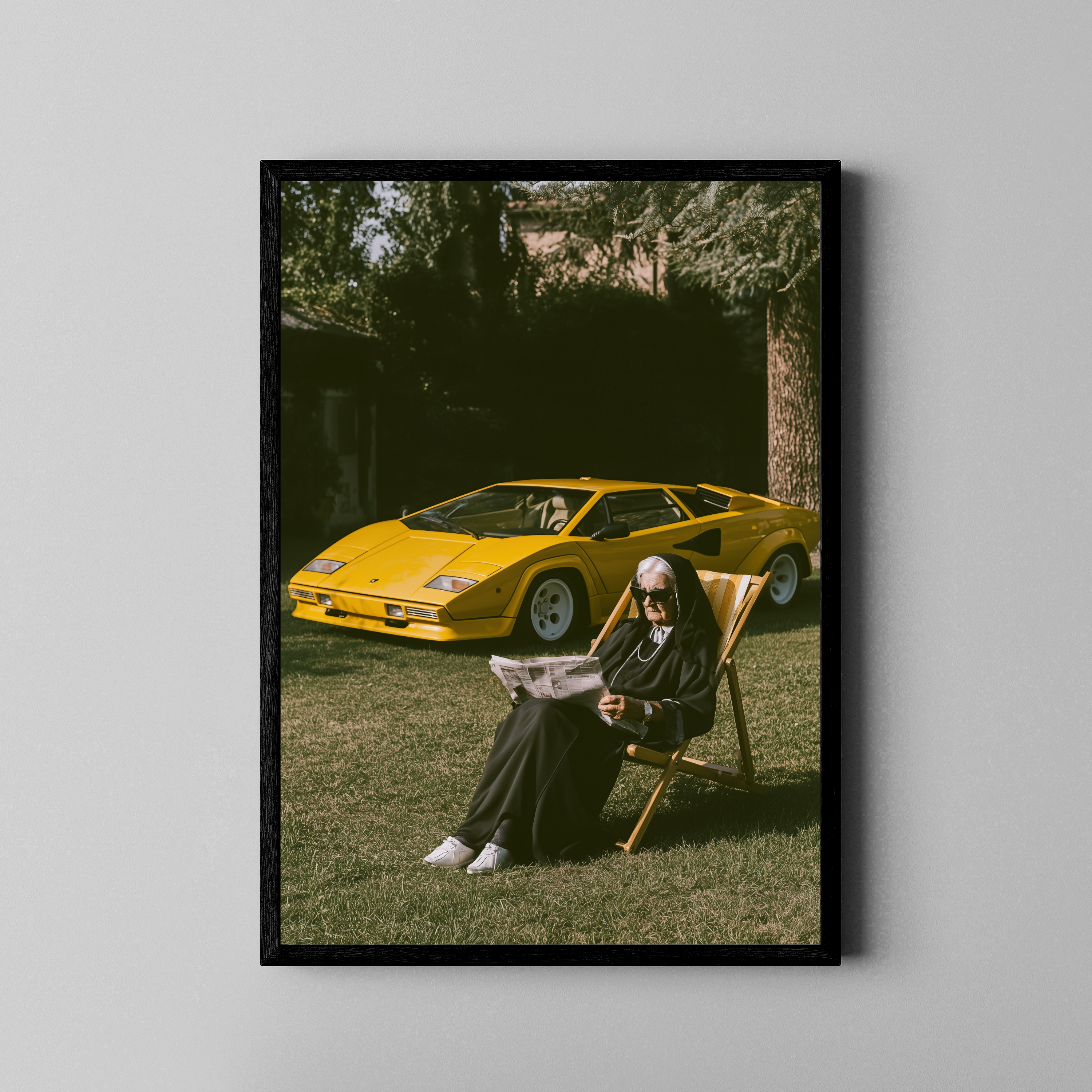 Divine Dividends – Ältere Dame Liegestuhl gelber Countach Garten | Ironischer Fotostil – Poster im schwarzen Rahmen