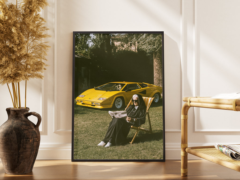 Divine Dividends – Nonne vor Lamborghini Countach gelb humorvolles Foto | Witziger Automobil-Kunstdruck – gerahmtes Poster kaufen