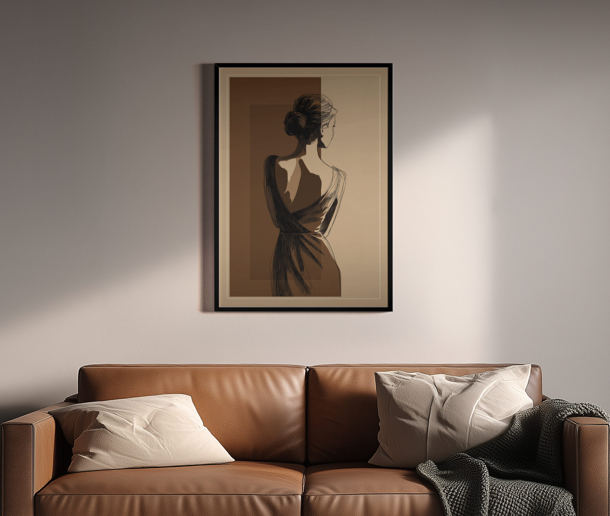 Elegante Frau von hinten als Tuschezeichnung in Braun-Sepia – Wandbild über braunem Ledersofa