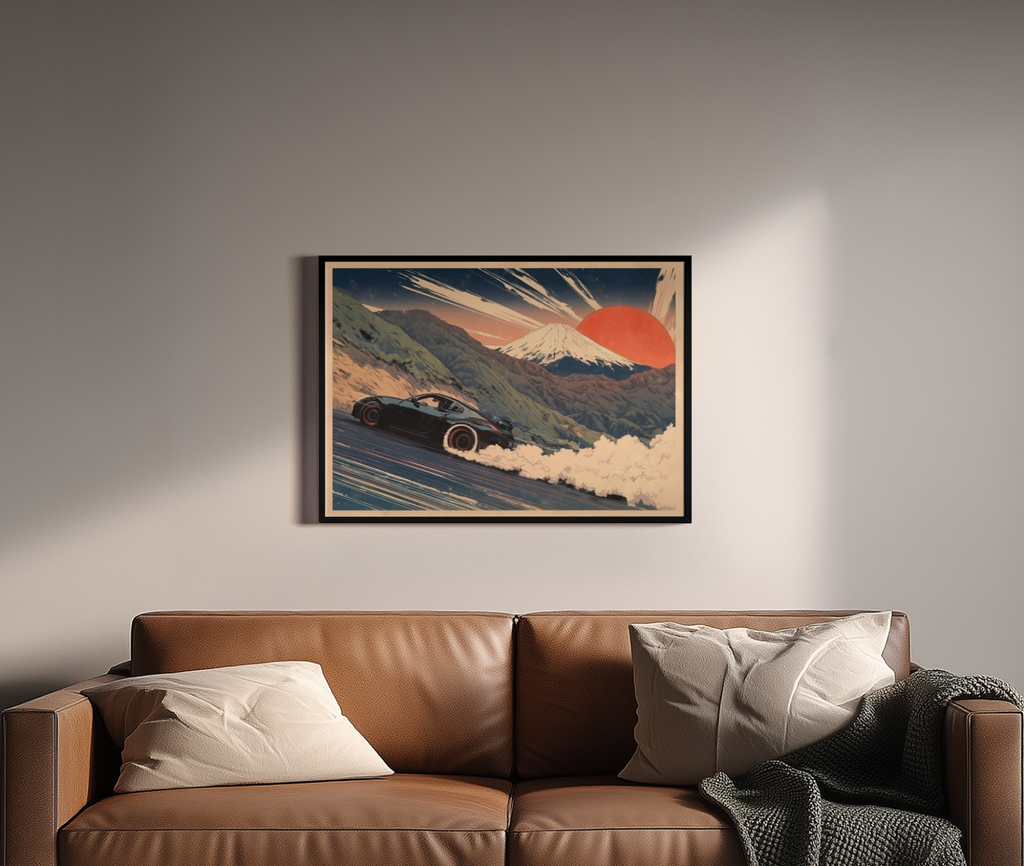 DRIFT KING – Nissan 350Z driftet vor Mount Fuji, roter Sonne, Japan-Holzschnitt-Stil – Wandbild über braunem Ledersofa