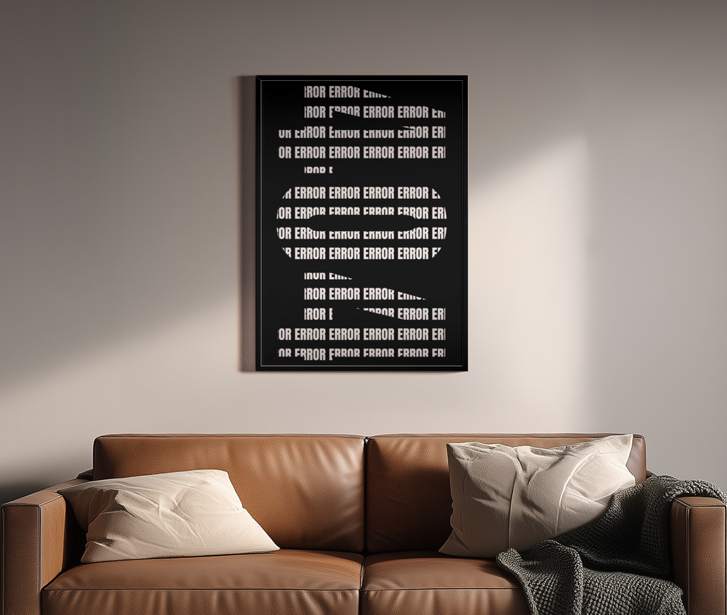 ERROR Schriftzug als repetitives Typo-Muster in Schwarz-Weiß – Wandbild über braunem Ledersofa