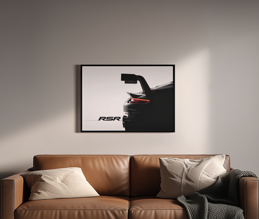 Engineered Emotion – Porsche 911 RSR Rücklicht rot | High-Contrast-Fotografie – Wandbild über braunem Ledersofa