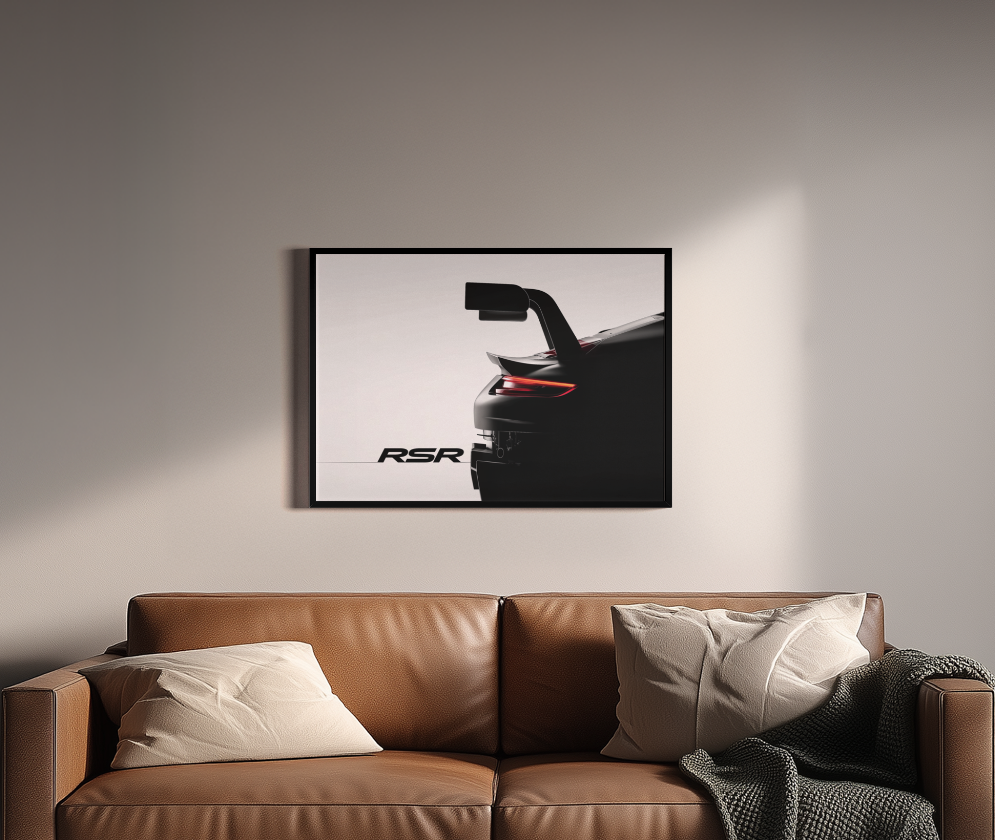 Engineered Emotion – Porsche 911 RSR Rücklicht rot | High-Contrast-Fotografie – Wandbild über braunem Ledersofa