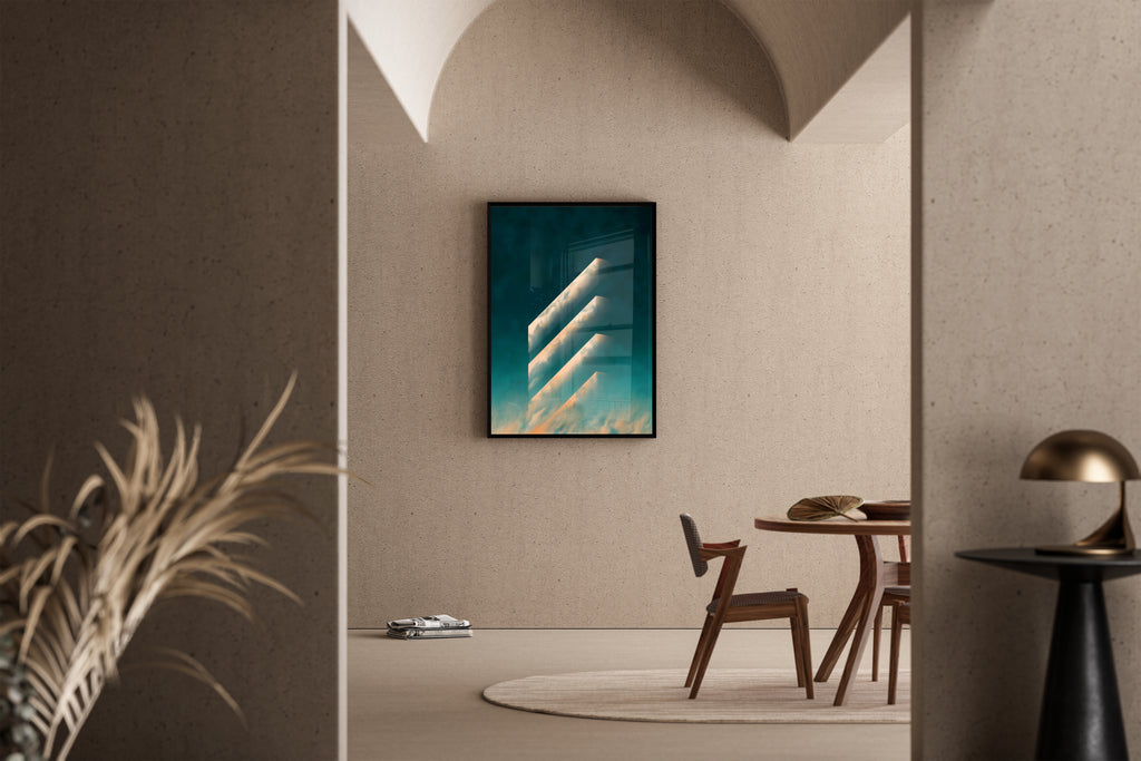 Abstrakter Fine Art Poster – geometrische Chevrons mit Wolkentextur vor türkis-goldenem Himmel – Poster im Esszimmer