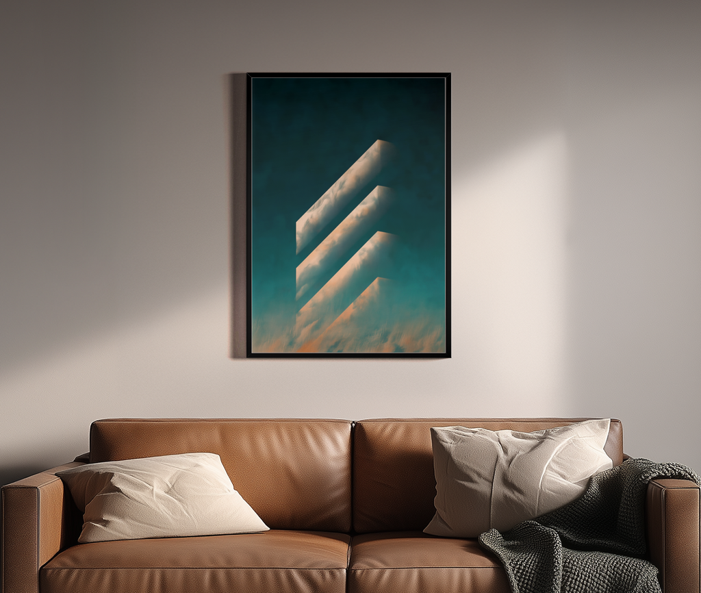 Abstrakter Fine Art Poster – geometrische Chevrons mit Wolkentextur vor türkis-goldenem Himmel – Wandbild über braunem Ledersofa