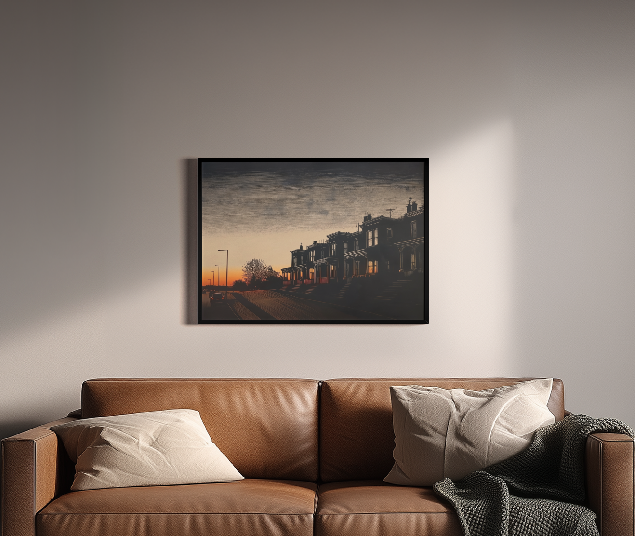 Golden Mile Linolschnitt-Kunstdruck – Stadthäuser im Abendhimmel – Wandbild über braunem Ledersofa