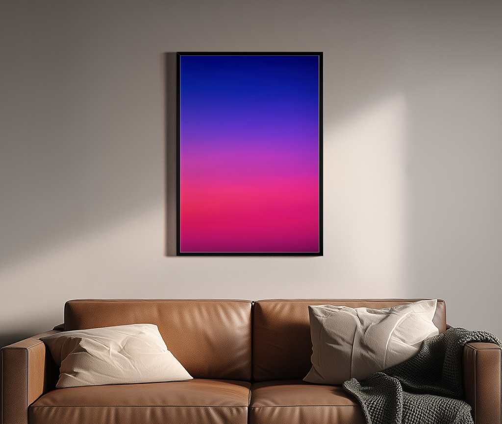 GRADIENT – abstrakter Farbverlauf von Blau über Lila zu Pink – Wandbild über braunem Ledersofa